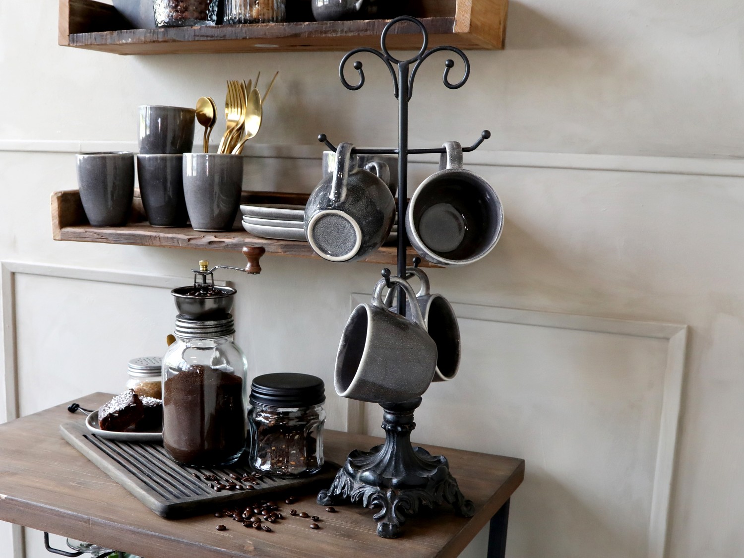 Tassenständer auf Fuss (937) | Chic Antique | Shop nach Brands