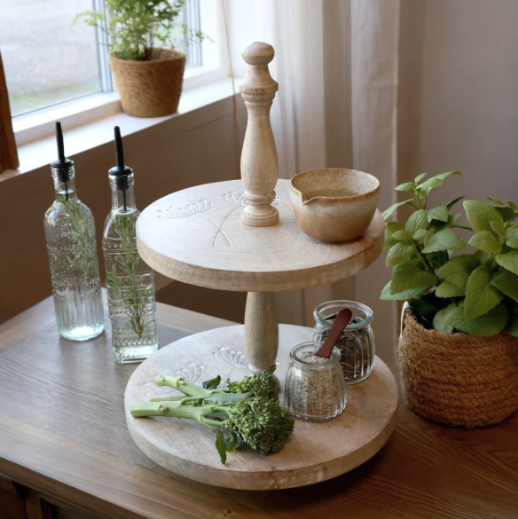 Etagere mit Schnitzereien