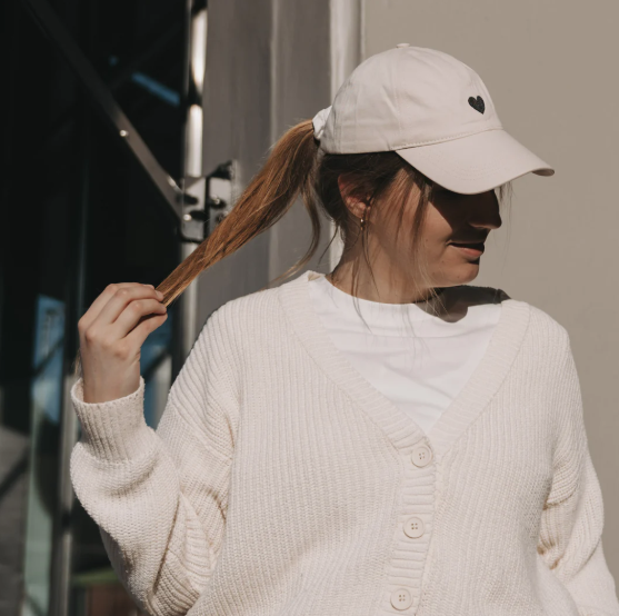 CAP *beige* schwarzes Herz