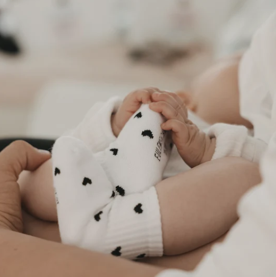 Babysocken *Allover Herzen* schwarz